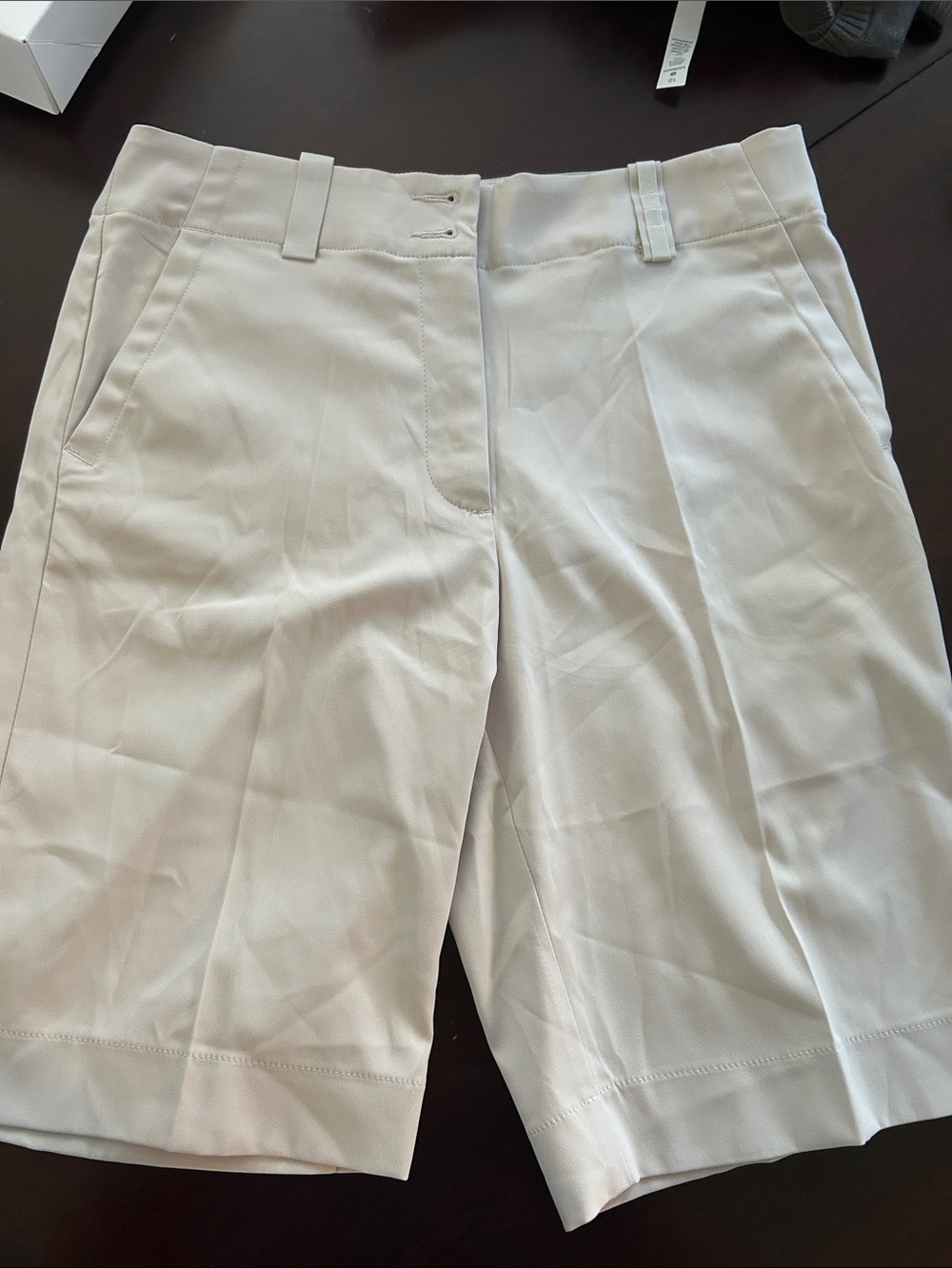 Nike women’s off White Flat-Front Golf Shorts size 6
